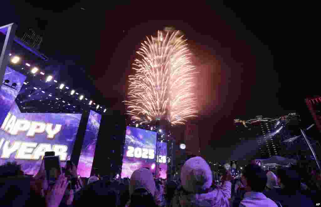 Fogos de artifício explodem no edifício Taipei 101 durante as celebrações do Ano Novo em Taipei, Taiwan, a 1 de janeiro de 2025.