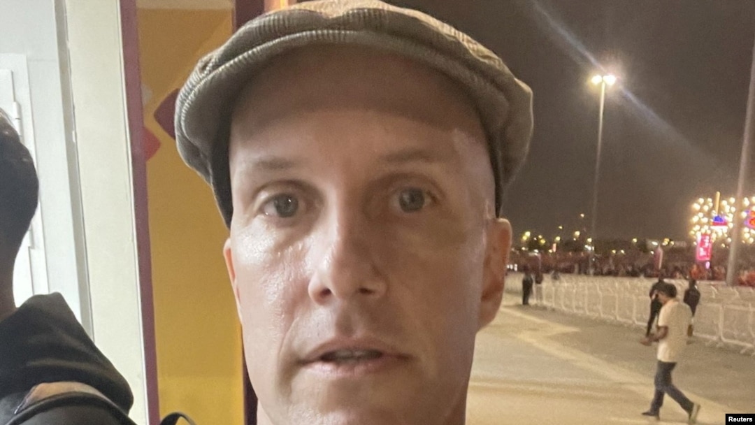Picha ya Selfie ya Grant Wahl ambaye alidai kuwa alikamatwa kwa muda alipojaribu kuingia uwanjani akiwa amevalia shati la upinde wa mvua kuunga mkono jumuiya ya wapenzi wa jinsia moja huko Al Rayyan, Qatar.Novemba 21, 2022
