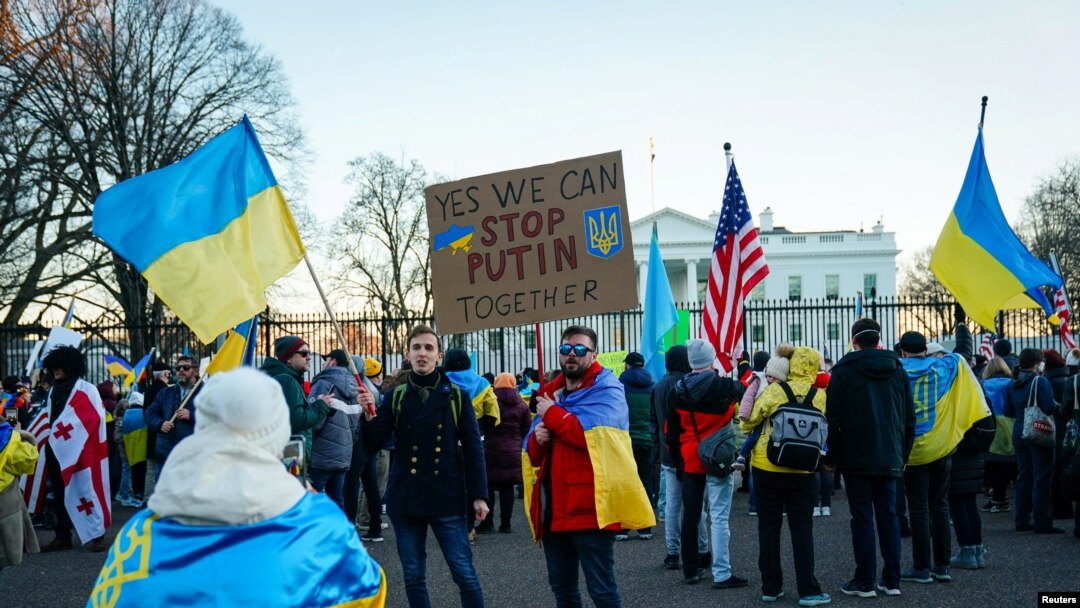 Manifestantes participan en manifestación por Ucrania en Washington, el domingo 20 de febrero de 2022.