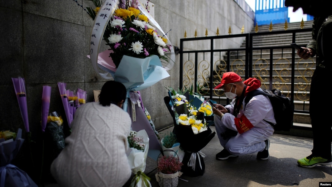 中國湖北武漢居民在清明節祭奠已故的親人。 （2020年4月4日）