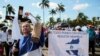 El periodista Carlos Fernando Chamorro es empujado por policías antimotines en Managua, cuando intentó ingresar a sus oficinas, las cuales siguen intervenidas por el gobierno.