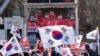 韩国总统尹锡悦的支持者2025年1月7日在总统官邸附近举行集会，大屏幕上显示尹锡悦的资料图像。
