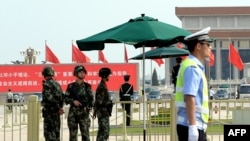 守卫在北京天安门广场的民警和武警。（2014年6月3日）