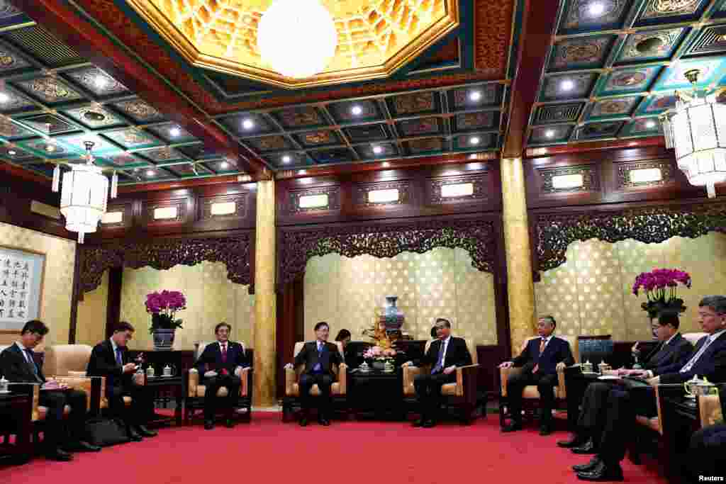 中国外长王毅在北京钓鱼台国宾馆会见到访的韩国国家安保室长郑义溶(左四)。(2018年3月12日)