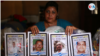 Linett Méndez, vocera del autollamado grupo de Secuestrados Políticos, sostiene pancartas con fotos de algunos manifestantes arrestados en Nicaragua. Foto Houston Castillo, VOA.