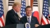 美国总统川普在韩国首尔青瓦台和韩国总统文在寅举行联合新闻发布会（2017年11月7日）。
