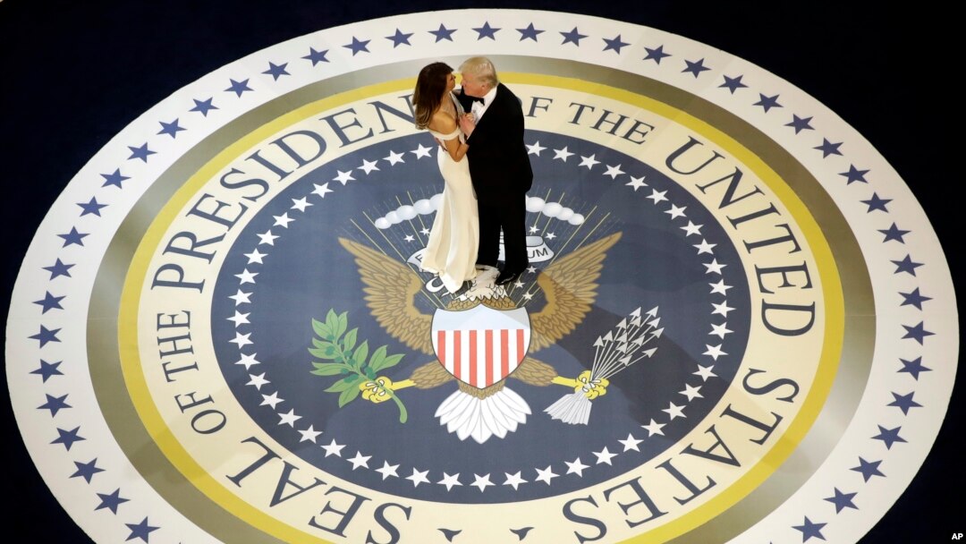 Predsednik Tramp pleše sa suprugom Melanijom na prvom inauguralnom balu u Vašingtonu, 20. januara 2017. 