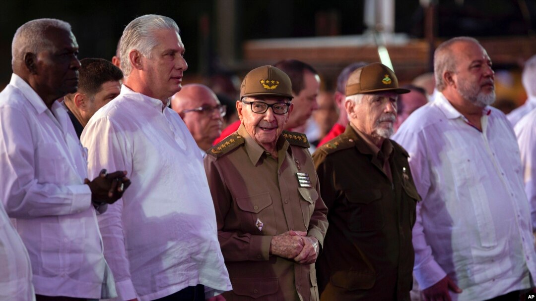 El presidente cubano, Miguel Díaz Canel, junto al expresidente Raúl Castro y otros dirigentes históricos durante la ceremonia de la conmemoración del asalto al Cuartel Moncada, el 26 de julio de 2023.