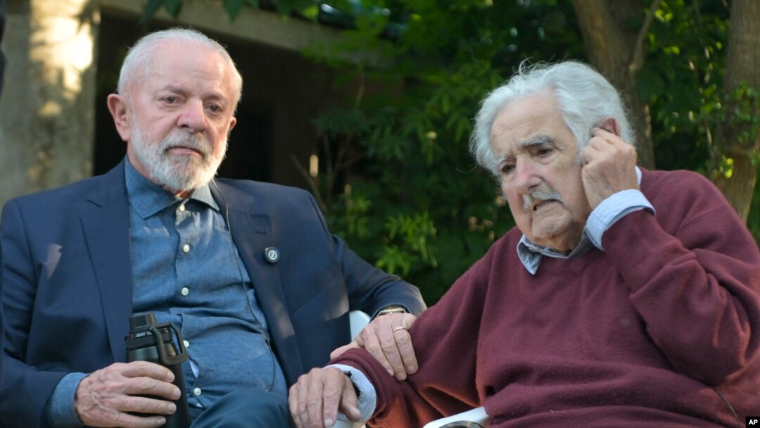El presidente de Brasil, Luiz Inácio Lula da Silva, izquierda, y el expresidente de Uruguay, José "Pepe" Mujica, sentados afuera de la casa de Mujica en Montevideo, Uruguay, el jueves 5 de diciembre de 2024. AP