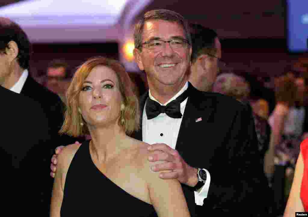 U.S. Defense Secretary Ash Carter and wife Stephanie attend the White House Correspondents' Association annual dinner in Washington, April 30, 2016.