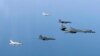 미국 공군 전략폭격기 B-1B가 22일 한반도 상공에서 한국 공군 F-15K 2대, KF-16 2대와 함께 연합훈련을 실시하고 있다.