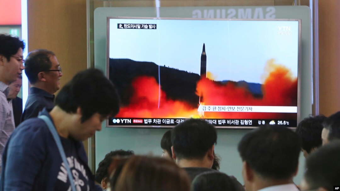 Watu Korea Kusini wanaangalia kurushwa kwa kombora la kati kulikofanywa na Korea Kaskazini hivi karibuni.