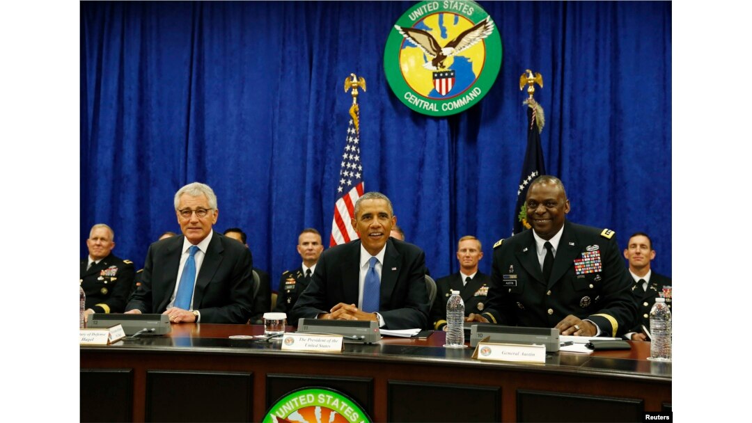 El presidente Barack Obama recibe información sobre los "detalles operacionales", en reunión que sostuvo con el General Lloyd Austin (derecha), del Comando Central en Tampa, Florida.