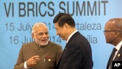 2014年7月15日，中国国家主席习近平在巴西参加“金砖五国”峰会期间与印度总理莫迪在一起。（资料照片）