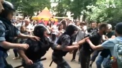 Hapšenja tokom protesta podrške novinaru Golunovu