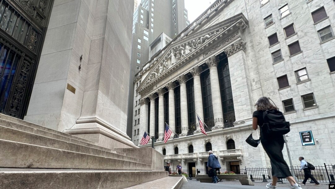 Peatones pasan frente al edificio de La Bolsa de Nueva York en Wall Street, Manhattan, el 20 de agosto de 2024.