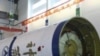 图为中国工作人员今年9月25日为向太空发射神州8号无人驾驶飞船做准备资料照