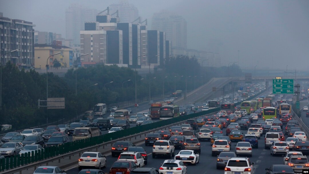 Vehicles go through a main road while the PM2.5 Air Quality Index reaches more than 300 in Beijing, China, October 7, 2015. 