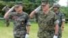 25일 한국 서해 최전방 연평도를 방문한 로런스 니콜슨 주일 미 해병대 사령관(오른쪽)이 이상훈 한국 해병대 사령관과 연평도 포격전 위령탑을 참배했다.