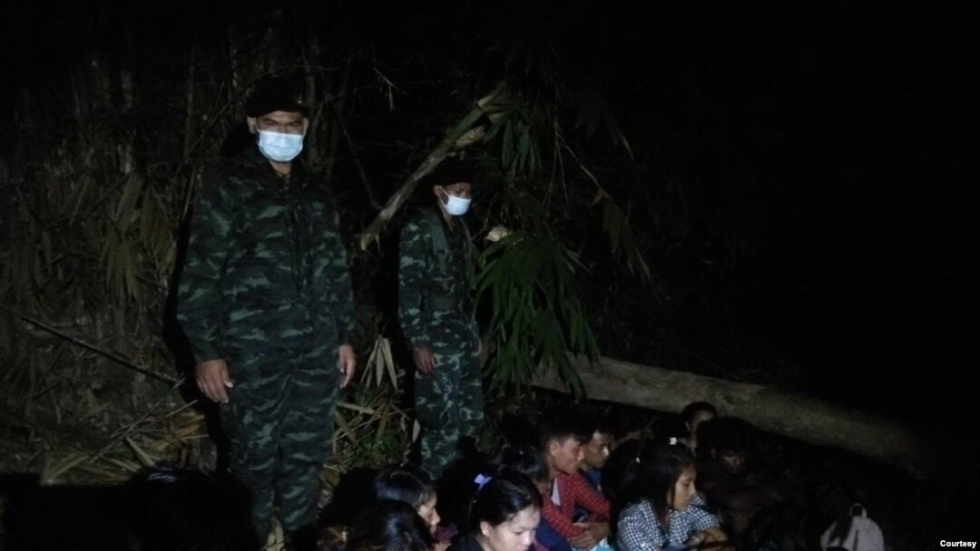 ကိုဗစ်ကာလအတွင်း ကမ်းချနဘူရီခရိုင်မှာ လူကုန်ကူးသူတွေ ခေါ်လာတဲ့ မြန်မာနိုင်ငံသားတွေကို ဖမ်းမိတဲ့ မြင်ကွင်း။ (ဓာတ်ပုံ - ထိုင်းနယ်ခြားစောင့်တပ် - ဇန်နဝါရီ ၁၄၊ ၂၀၂၁)