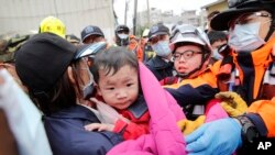 台湾台南２０１６年２月６日发生地震之后，一个幼儿从一所倒塌楼房中被救出。