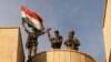 Fuerzas especiales iraquíes celebran con la bandera de Irak en alto por la recuperación de Bartella, en las afueras de Mosul.