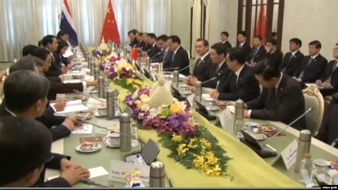 2014年12月19日，中國與泰國簽署中泰鐵路和農產品貿易合作諒解備忘錄 （視頻截圖）