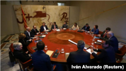El entonces presidente catalán Carles Puigdemont preside una reunión de su gabinete en el Palau de la Generalitat en Barcelona, 24 de octubre de 2017