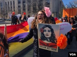 Una manifestante a favor de los dreamers en Washington, D.C. [Iacopo Luzi/VOA]