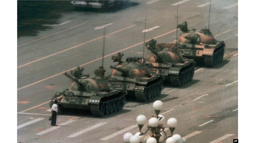 1989年6月5日,有人在北京的長安街上阻攔坦克。