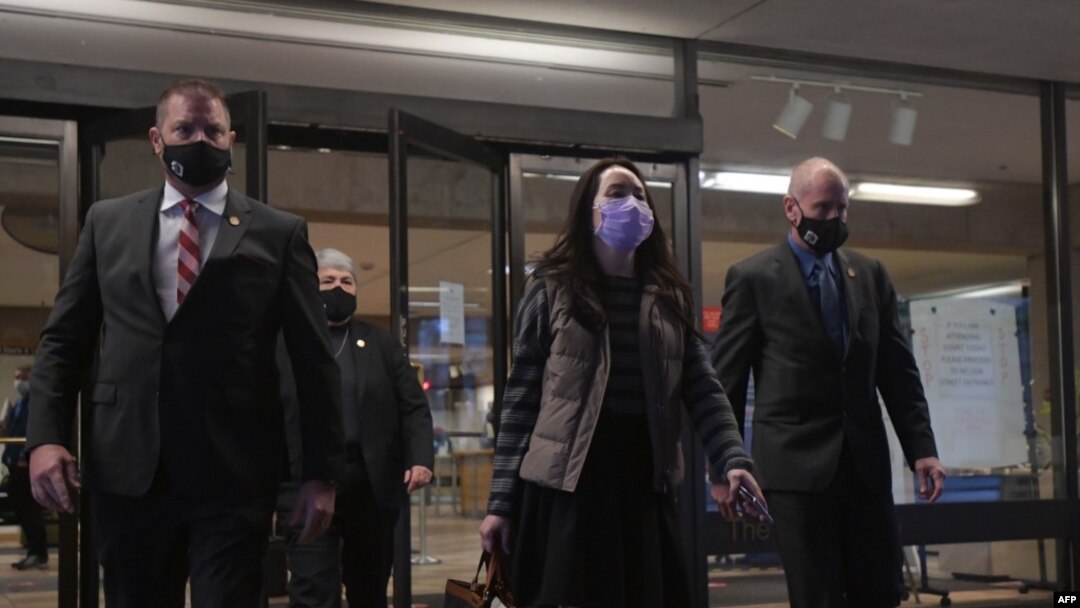 華為公司財務總監孟晚舟和她的保安團隊走出加拿大不列顛哥倫比亞省最高法院。（2020年12月8日）