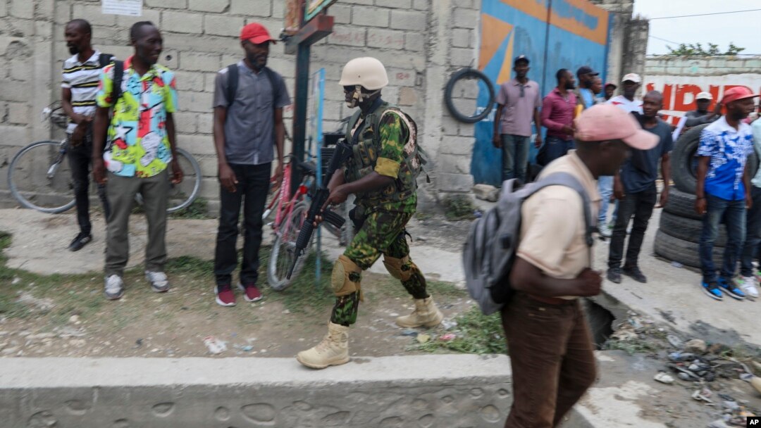 Un policía de Kenia patrulla una zona cerca del aeropuerto internacional de Puerto Príncipe, Haití, el miércoles 3 de julio de 2024.