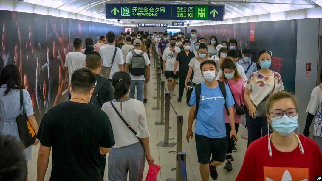 中國疫情擴散局勢下的北京市民早高峰乘地鐵上班。 （2021年8月4日）