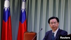 在中国与多米尼加建交后，台湾外交部长吴钊燮在台北召开记者会。（2018年5月1日）