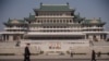 지난 1일 평양 김일성광장에서 마스크를 쓴 주민들.
