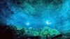 ARCHIVO - Foto del Instituto Nacional de Antropología e Historia de México que muestra buzos explorando las profundidades del cenote Hoyo Negro de Tulum donde se encontraron restos humanos de hace casi 13.000 años. 