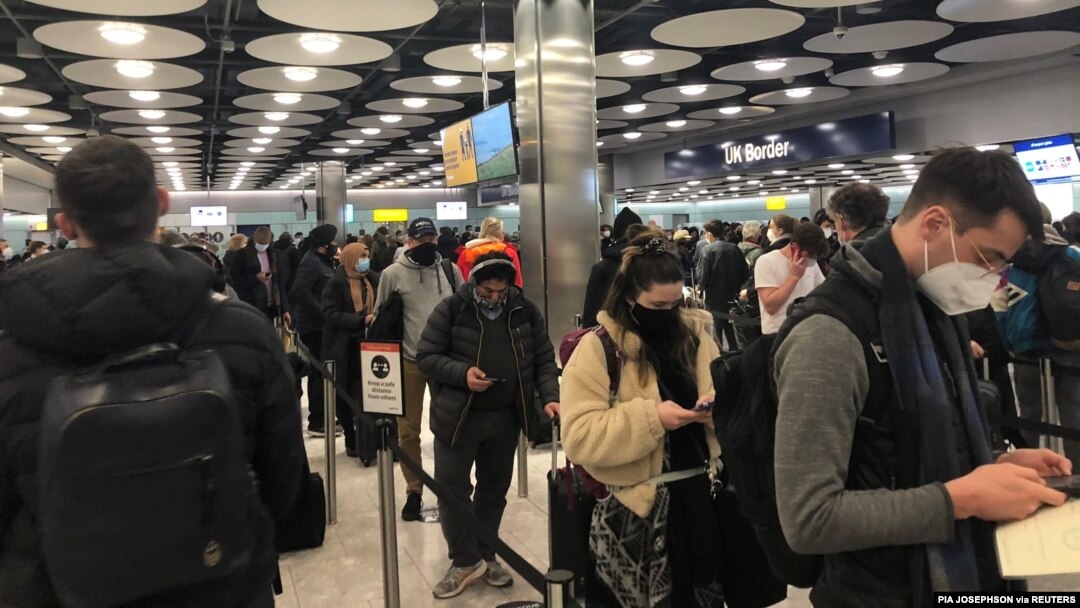 Heathrow လေဆိပ်တွင် ခရီးသည်များ တန်းစီနေစဉ် (ဇန်နဝါရီလ ၂၂ ရက် ၂၀၂၁) 