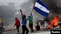Manifestantes protestan contra el presidente de Nicaragua, Daniel Ortega, en Monimbo, Nicaragua, el 12 de mayo de 2018.