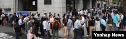문재인 대통령 취임기념 우표를 사려는 시민들이 17일 서울 광화문 우체국 둘레에 줄지어 서있다.