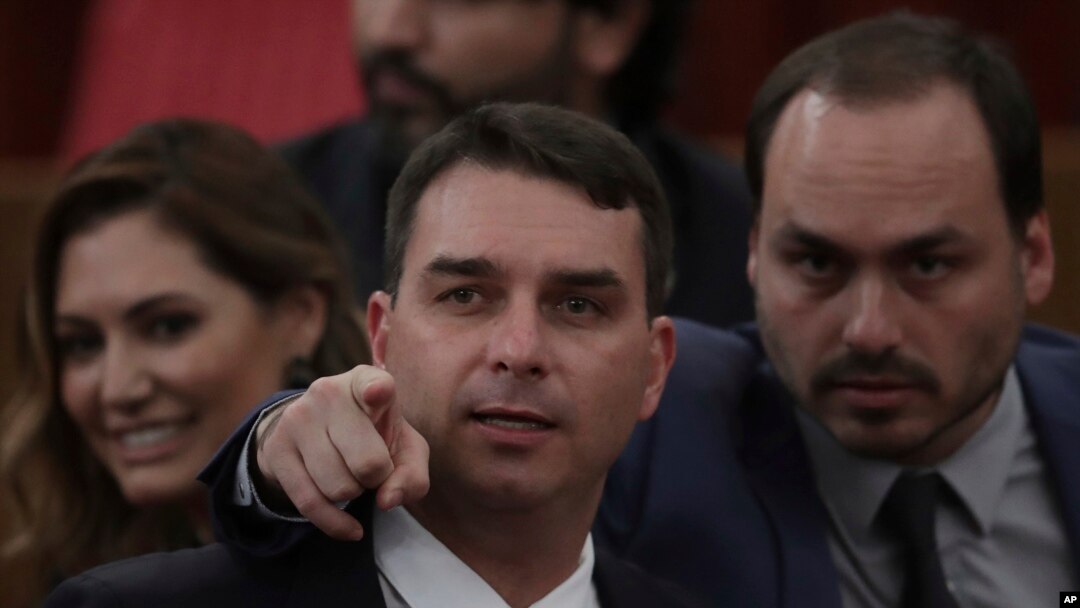 La policía federal de Brasil registró hace unos días la casa de Flavio Bosonaro, que en esta imagen de octubre de 2018, durante certificación de resultados a favor de su padre, aparece junto a su hermano mayor Carlos. Las investigaciones se han ampliado a todo el clan familiar.