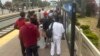 ARCHIVO: Migrantes liberados con citas para presentarse ante una corte de inmigración esperan por un tren en el Aeropuerto Internacional de San Diego, California, EEUU, el 6 de junio de 2024.