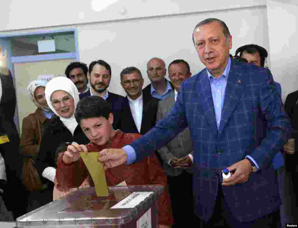 Shugaba Tayyip Erdogan a lokacin da yake kada kuri&#39;arsa ta zaben raba gardama a babban birnin Istambul.&nbsp;