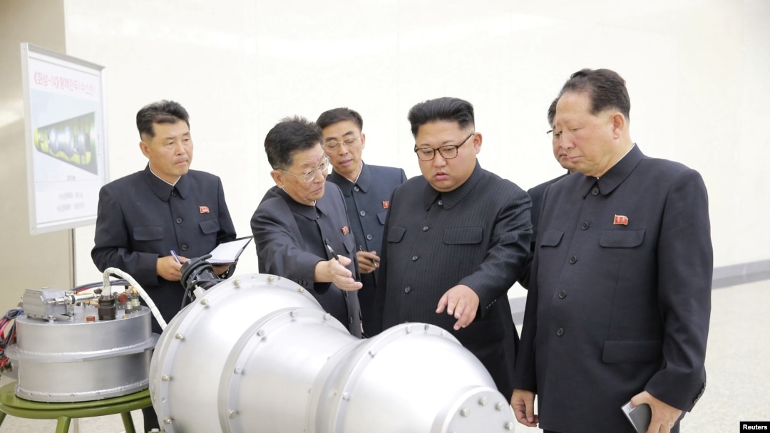Shugaban Korea ta arewa Kim Jong Un zagaye da mukarrabansa a cibiyar kera makamin nukiliyan kasar, ranar 3, ga watan Satumbar 2017. KCNA via REUTERS 