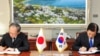 한민구 한국 국방장관(오른쪽)과 나가미네 야스마사 주한일본대사가 23일 서울 용산구 국방부에서 2급이하 군사비밀을 직접 공유하는 군사비밀정보보호협정(GSOMIA)을 체결하고 있다.