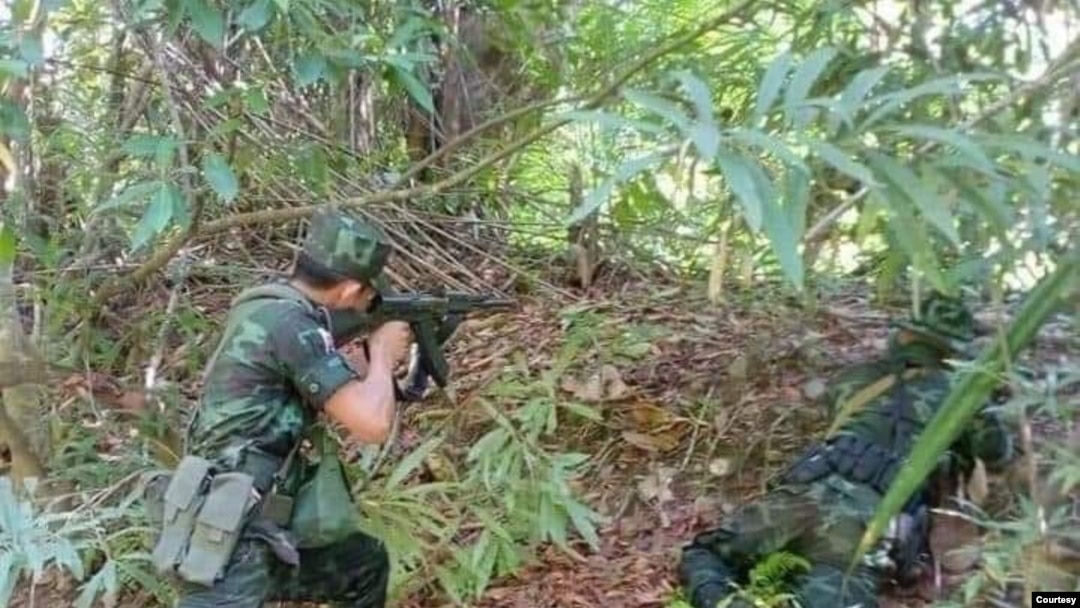 စစ်ကောင်စီတပ်နဲ့ ရင်ဆိုင်တိုက်ခိုက်နေတဲ့ KNU တပ်ဖွဲ့ဝင်အချို့။