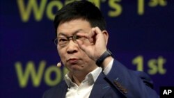 Richard Yu, jefe del grupo de negocios de consumo de Huawei, habla en el escenario durante una presentación para revelar los últimos teléfonos inteligentes Mate 30 y Mate 30 Pro de Huawei en Munich, Alemania, el 19 de septiembre de 2019.