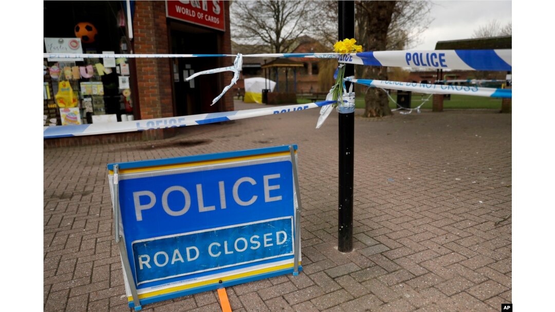 Narcisos amarillos fueron colocados en un cordón policial delante de un toldo que cubre el área conde el exdoble agente ruso Sergei Skripal y su hija fueron encontrados gravemente enfermos. Marzo 13, de 2018.