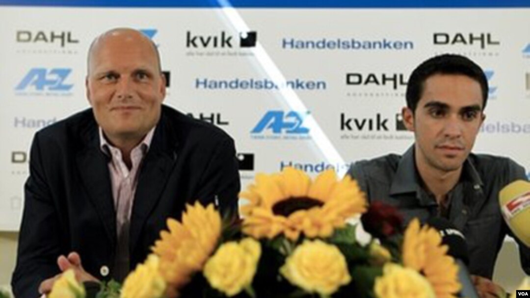 El ciclista español, Alberto Contador, a la derecha en la foto, junto a Bjarne Riis, dueño del equipo danés de ciclismo, durante su presentación.