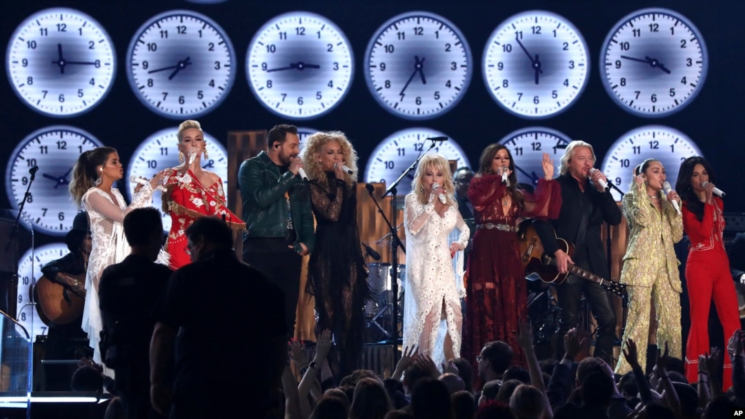 Kutoka kushoto : Maren Morris, Katy Perry, Jimi Westbrook, Kimberly Schlapman, Dolly Parton, Karen Fairchild, Philip Sweet, Miley Cyrus na Kacey Musgraves wakitumbuiza wakati wa tamasha la Grammy ,Jumapili, Feb. 10, 2019, Los Angeles.