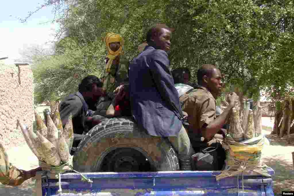 Tsoiffin 'yan kungiyar Boko Haram sun tattaru a gaban sojojin Chadi a garin Ngouboua ran 22 Afrilu, 2015. Yaran sun ce su 'yan kasar Chadi ne wadanda aka tilasta musu shiga kungiyar Boko Haram lokacin da suke karatun allo a Najeriya, amma daga baya sun kubuce suka gudu, suka mika kawunansu ga sojojin Chadi.